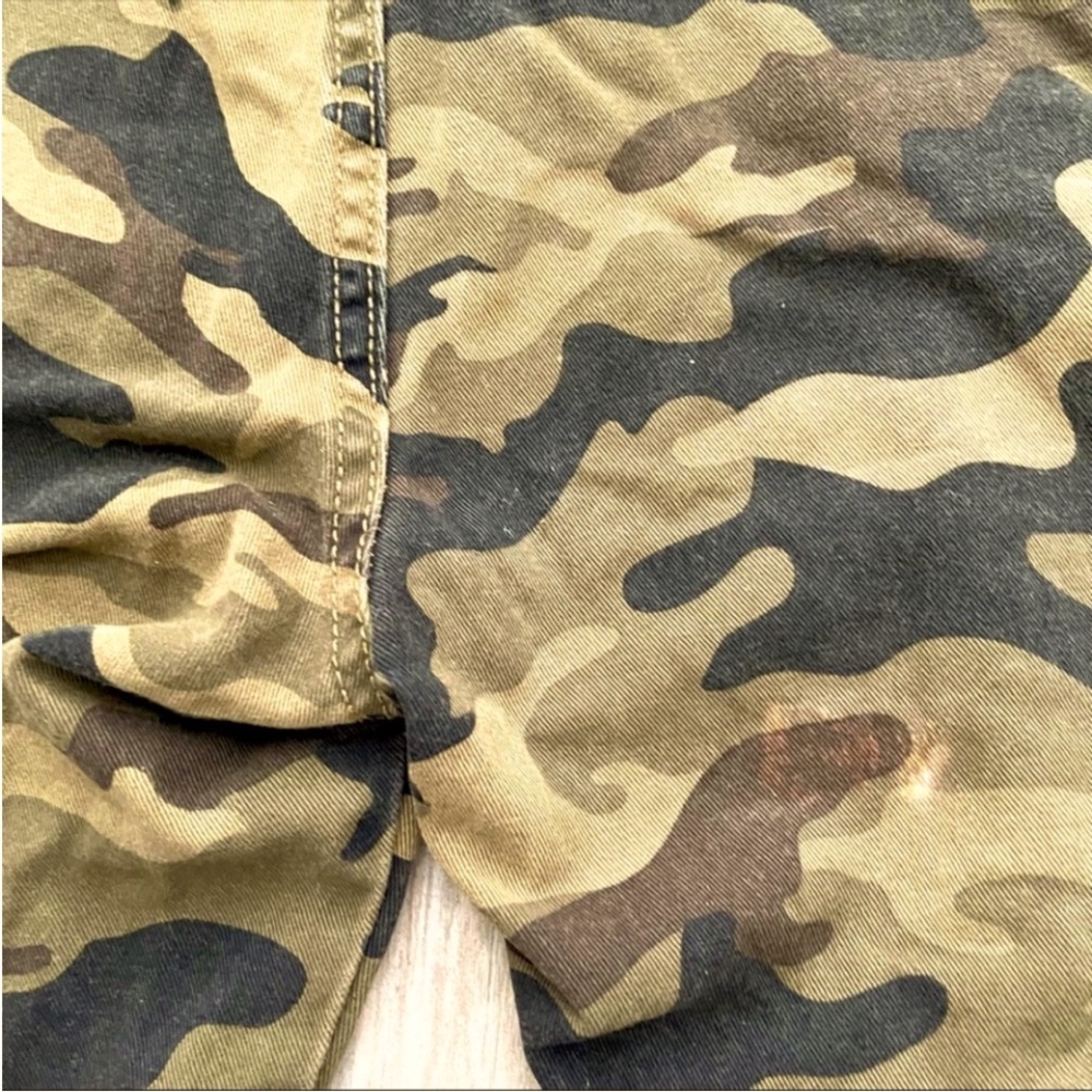 Black and Green Cargo Shorts with Relaxed Fit - Picture 5 of 10